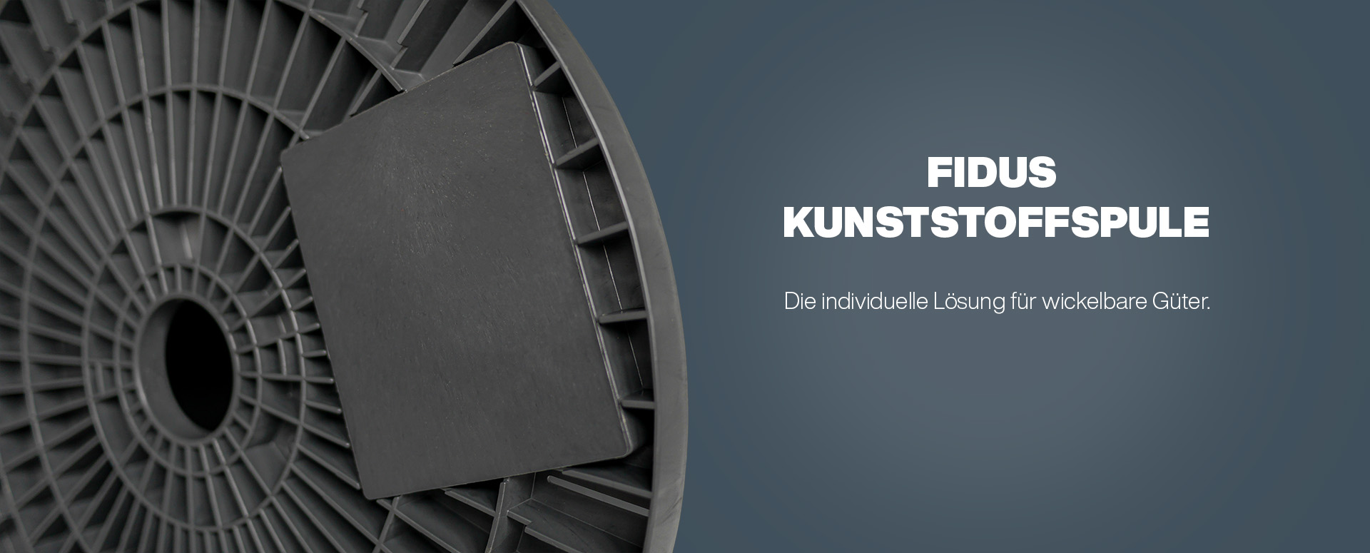 Detailaufnahme einer Kabelspule auf dunkelgrauem Hintergrund