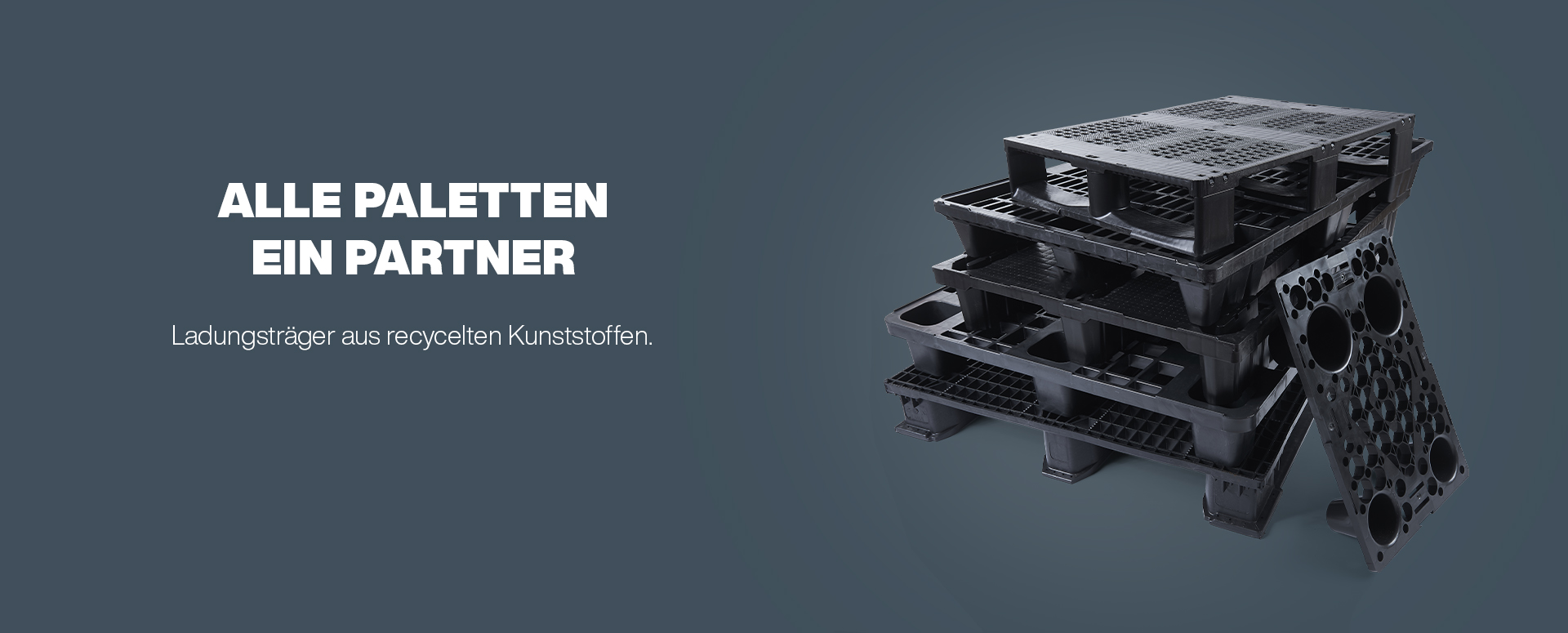 Palettenstapel auf dunkelgrauem Hintergrund